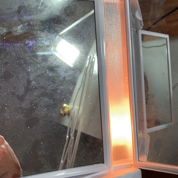 Enhanced vanity mirror with led lights . - Picture 3 of 3